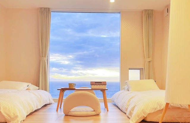 Located on a hill on the west coast of Awaji Island, it offers a spectacular view of the Seto Inland Sea and the sunset. Suitable for multiple family rentals or trips with friends.