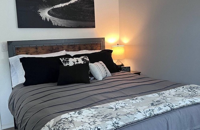 "The Cozy Studio" Not shared space, in awesome Des Moines with AC, WiFi