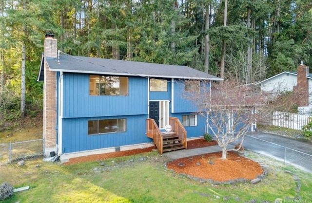 Cozy studio in terrific Bremerton with AC, WiFi. Kitchenette, Laundry, Cooking!