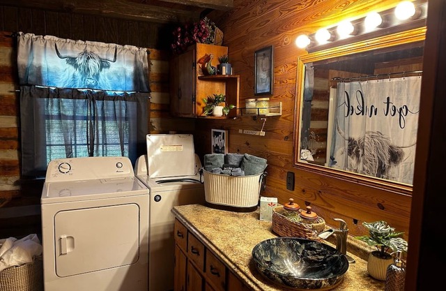 Charming 2-bedroom cabin in Keysville with AC, WiFi