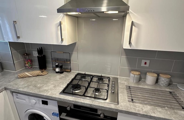 Modern 5 Bedroom Central House With Wifi