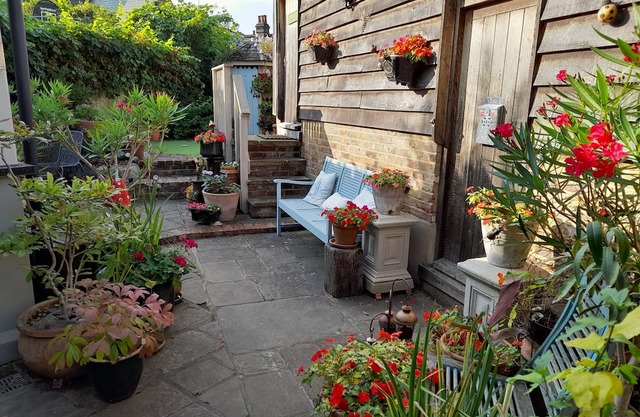 Quaint Studio Loft Room nr Hampton Court