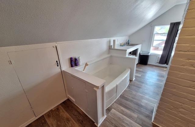 Walking distance to Round Up Grounds and Main Street.