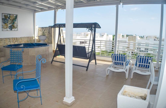 Stylish 3-Bedroom Escape with AC and WiFi in Welcoming La Caña