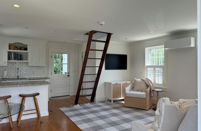 Clean/new loft cottage in fabulous Brant Point. Walk to town w/AC/heat, porch