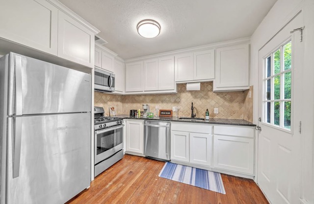 Entire furnished house less than 1 mile to TCU!