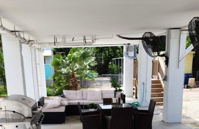 Charming 2-bedroom house with AC, WiFi in brilliant Tavernier