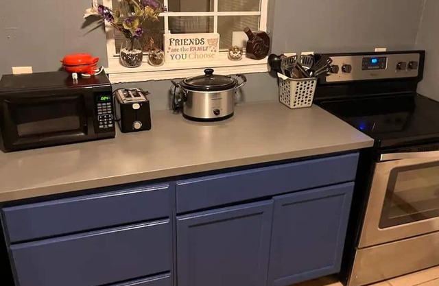 The Blue House! Charming 3-bedroom house in marvelous Jacksonville with AC, WiFi