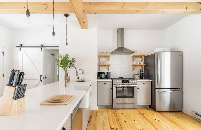 Located in Narrowsburg, fenced in yard sleeps 4 & dog friendly!