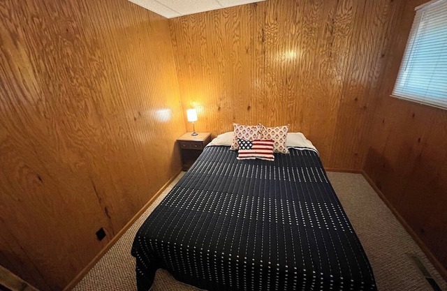 3-bedroom cabin in charming Harrietta with WiFi. Perfect for a getaway.