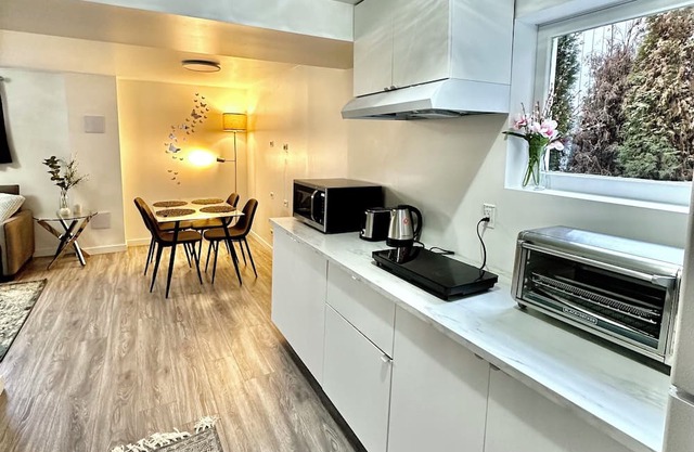 Charming 1-bedroom basement suit in lovely North Vancouver with WiFi
