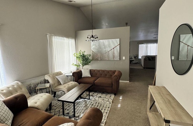 Charming 1 bedroom with private bathroom in 3 bedrooms house in Oakley with WiFi