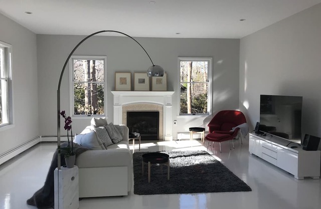 4-bedroom house in cool Bellport with AC, WiFi, fitness room, 1.5 hrs from NYC