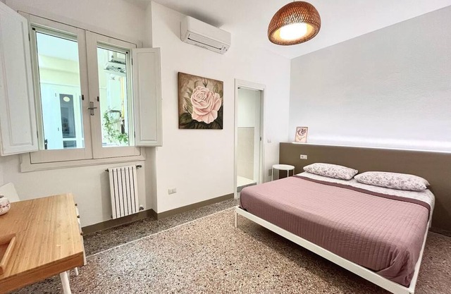 Air-conditioned room with private bathroom in the heart of Cagliari's historic center