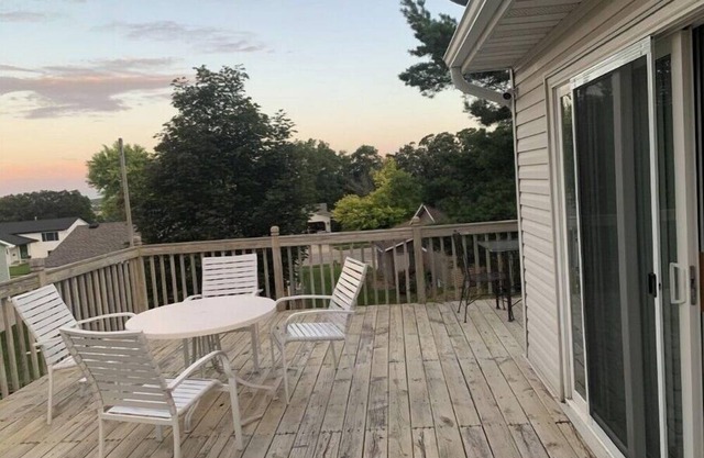 Elegant & Secure Family Abode Grand 2-Bedroom Retreat (Upstairs)