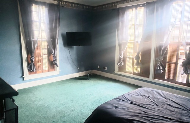 2-bedroom Apt with WiFi, AC, free laundry