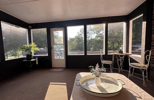 Charming 3-bedroom house with WiFi and AC in Saratoga Springs