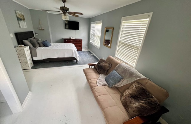 Charming 2-bedroom house in beautiful Tulsa with AC, WiFi