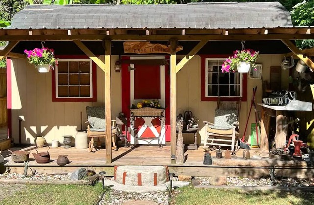 Cozy 200 ft tiny house with WiFi, AC, located in nature and close to so much.