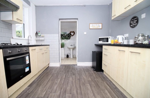 Modern Retreat: Spacious 5-BR Haven in Roath