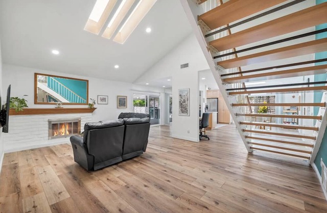 Spacious 5-bedroom house in marvelous Oak Park with AC, pool, WiFi