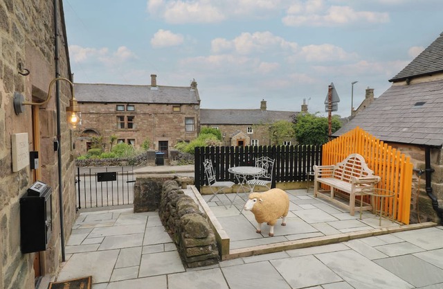 PICTURE COTTAGE, pet friendly, character holiday cottage in Winster