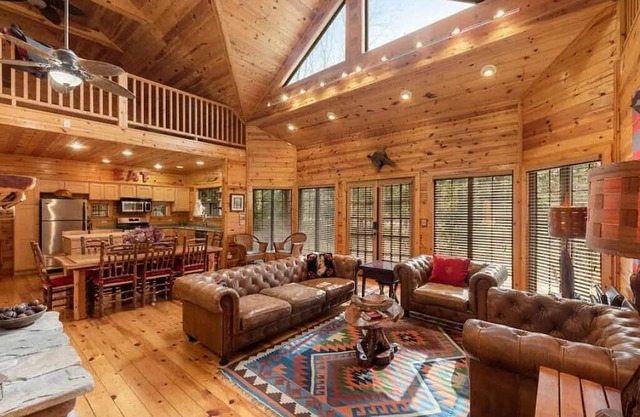 CEDAR LODGE HIDEAWAY: Private pool, private beach, fireplace, & firepit.