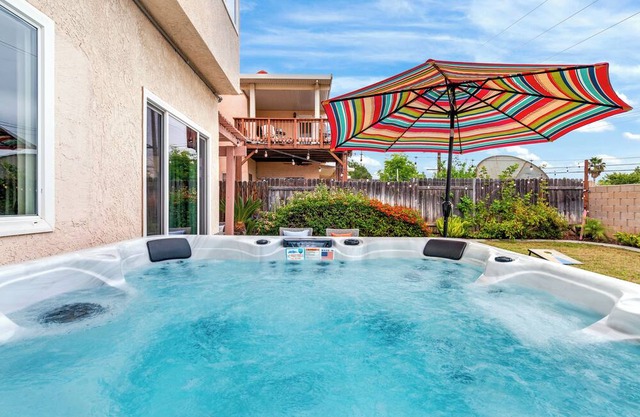 Serenity Villa Hermosa, Jacuzzi, Games, Backyard, 3B Home with outdoor Furniture