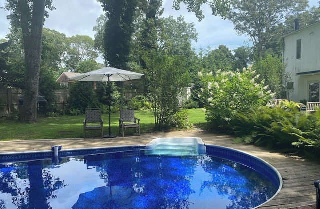 Charming 4-bedroom house with AC and WiFi in peaceful East Hampton with pool