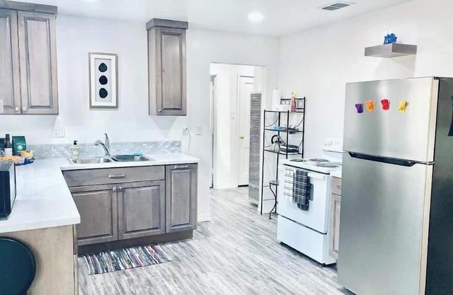 Relax & Unwind - Newly Remodeled Home - Private Backyard and Covered Patio.