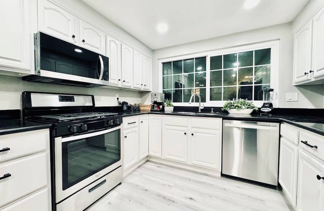 Charming Remodeled 3BR/2BA Walk to Light Rail + Great Mall