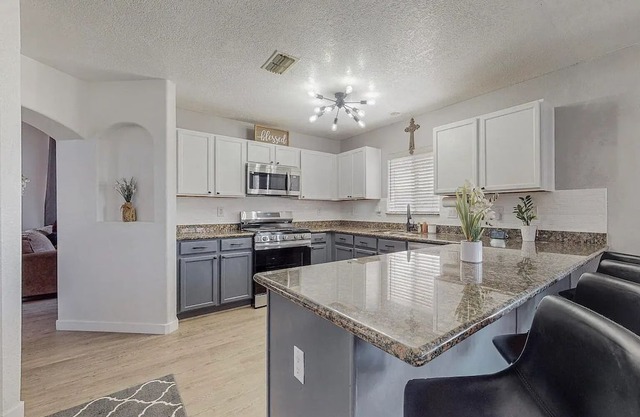 Charming 3-bedroom house with AC and WiFi in fabulous Albuquerque
