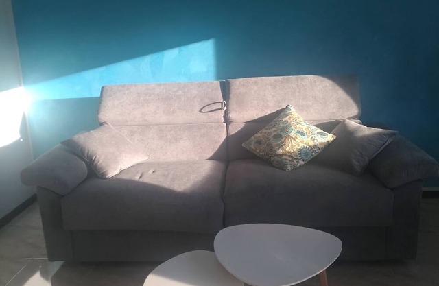 Apartment a stone's throw from the sea, pets allowed, large terrace for eating.