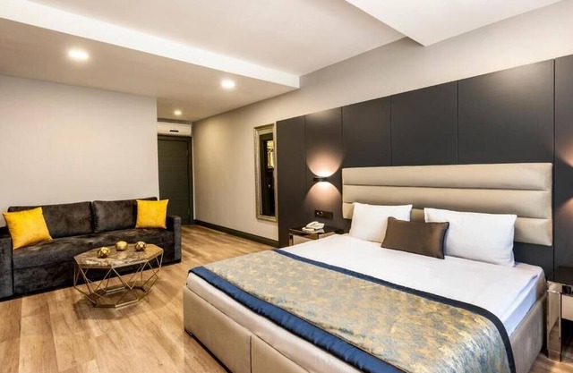 A Palace Suites - Deluxe Two-Bedroom Suite 1
