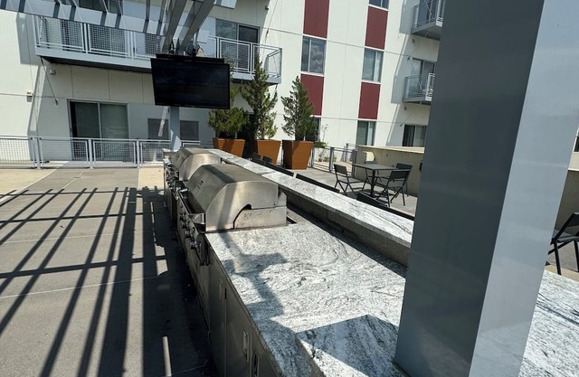 2BR2B Modern Oasis D/twn Detroit with Pool. Walk to all stadiums and theatres