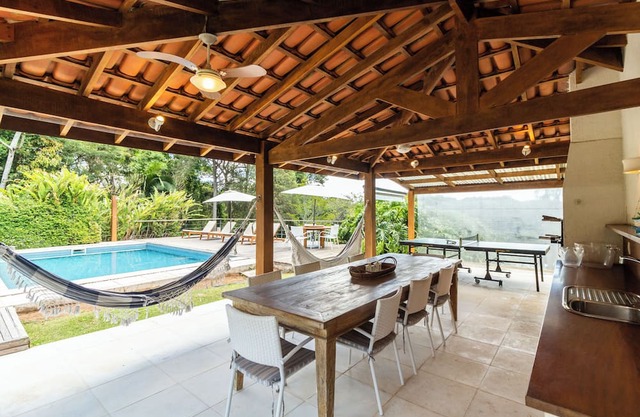 Paraíso à Beira da Represa: Casa Luxuosa com Piscina no Veleiros de Ibiúna!