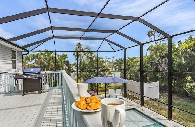 Sunny Palms Paradise: 6 Bedroom Villa Heated Pool