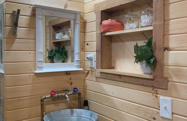 Cozy Cabin near The Wilds- Pet Friendly