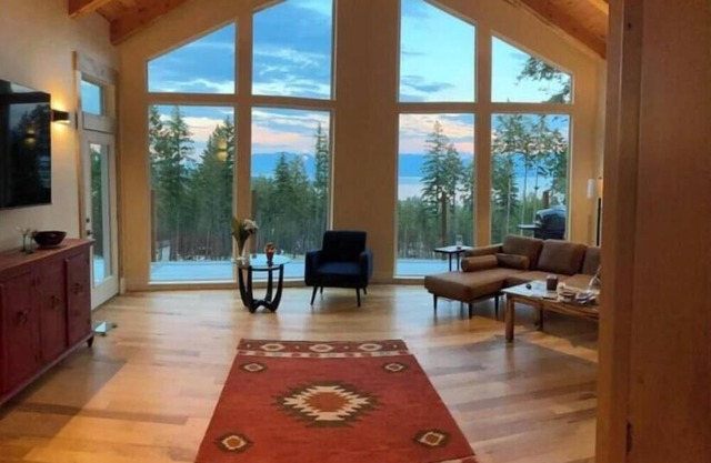 Contemporary cabin: 2 bed /2 bath house in Lakeside, MT with lake/mountain view