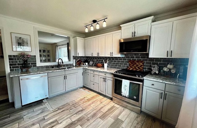 Memories at Cedar Lane. Charming 3-bedroom house in enchanting Guntersville