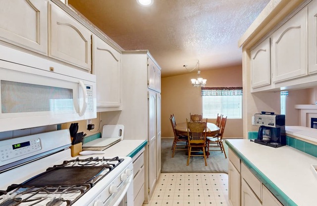 3bd, dog-friendly home with central AC