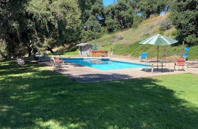 Cozy, pet friendly 1-bedroom private space in Santa Ynez with pool and hot tub.
