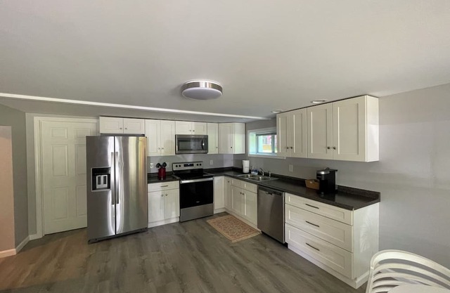 Cozy 2-bedroom apartment with AC and WiFi in welcoming Ithaca