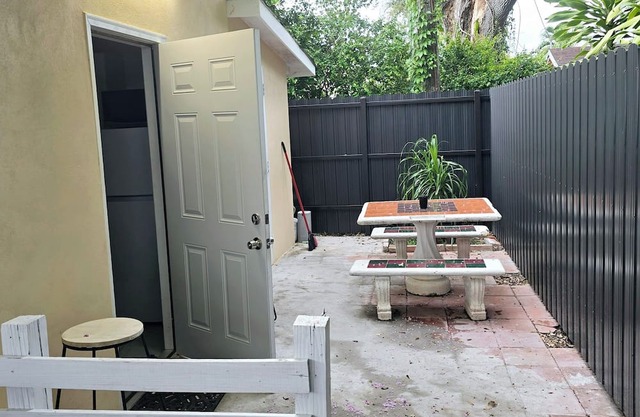 Cozy 1-bedroom apartment with AC and WiFi in charming Hialeah