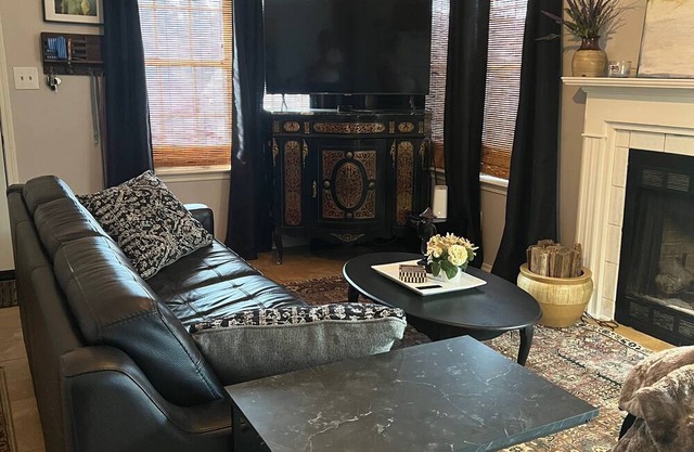 Artsy 2bdr/2bath house close to I10. Pet friendly with fenced yard!