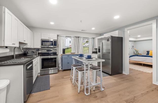 New Build 4/4 Luxe Corporate Housing only 5 min to city square & NGMC