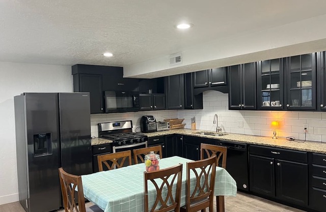 Charming 3-bedroom home with WiFi, AC, full kitchen, washer & dryer, in Riverton