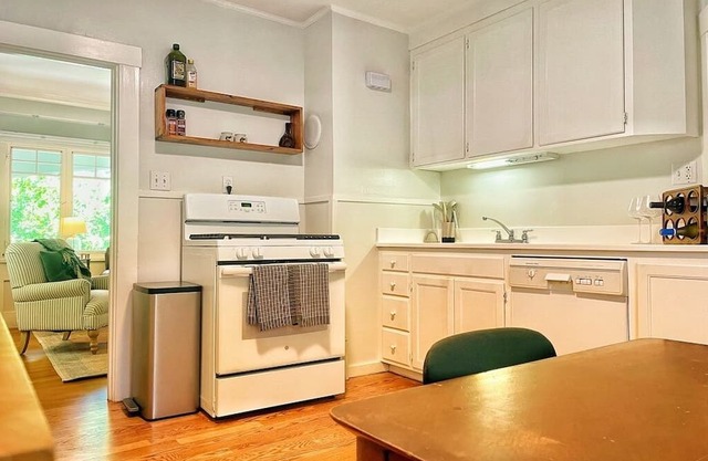 Cozy 2-bedroom cottage in gorgeous San Mateo Park with WiFi, fitness room option