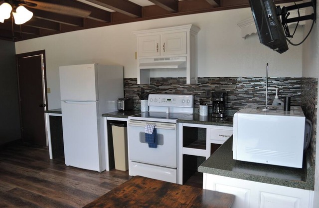 Handicap Accessible 1 Bedroom Suite with a Balcony overlooking Lake Cumberland.