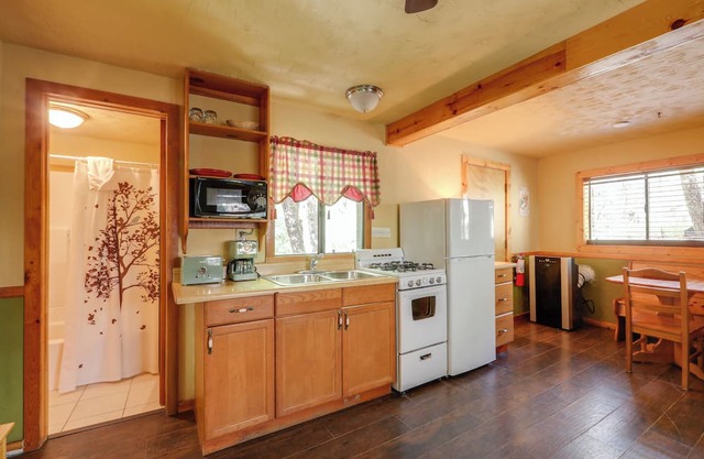 Charming Sedona Cabin: Hike, Fish & Swim On-Site!